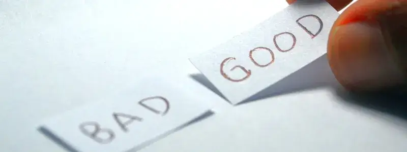 白い紙に書かれた「GOOD」と「BAD」の文字。指でGOODの紙を持ち上げており、100均ワインストッパーを実際に使ったメリットとデメリットを比較するイメージ