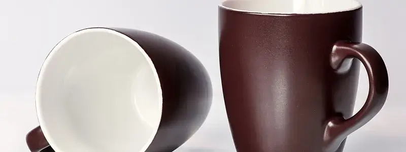 空のマグカップ、ワインのアルコールがゼロになるのかを示唆するイメージ