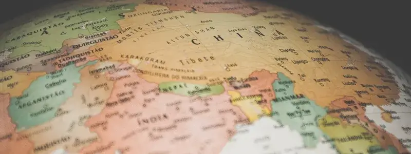 アルパカワインの産地を示すための地球儀のクローズアップ