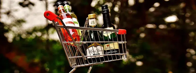 アマローネの値段や相場をイメージするショッピングカートに入ったワインボトル