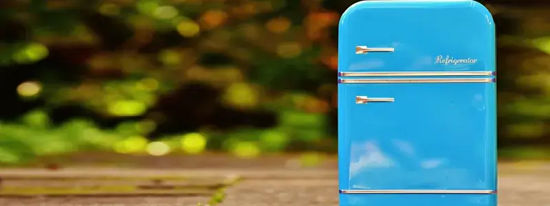 屋外に置かれたレトロな青い冷蔵庫。アップルワインの保存方法をイメージした写真