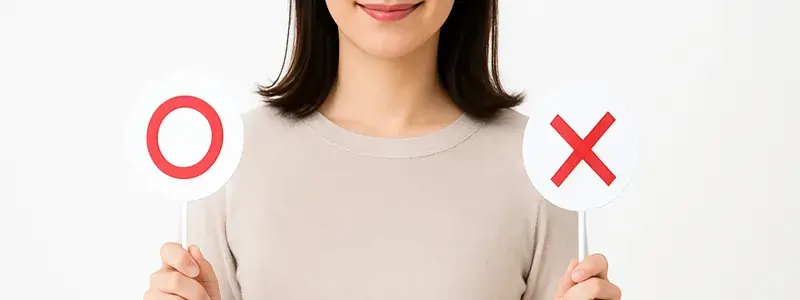アルマンドの口コミや評判をイメージした女性。白背景で、マル札とバツ札を手に持っている