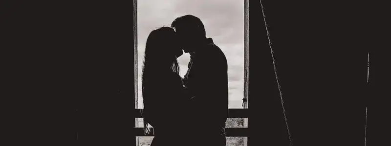 大人になった男女が寄り添うシルエット。『バック・トゥ・The かぼちゃワイン』で描かれるエルと春助の関係をイメージした一枚。