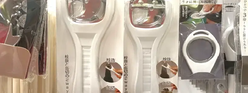 100均で販売されている缶切りや栓抜きなど複数タイプのオープナーが並んでいる様子