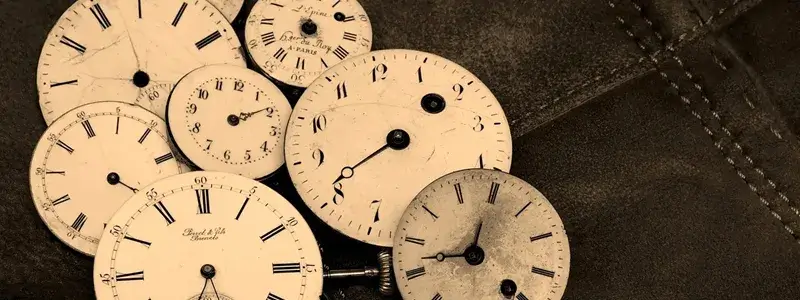 シャトー・ディケムのヴィンテージごとの時間の積み重ねを象徴するアンティーク時計