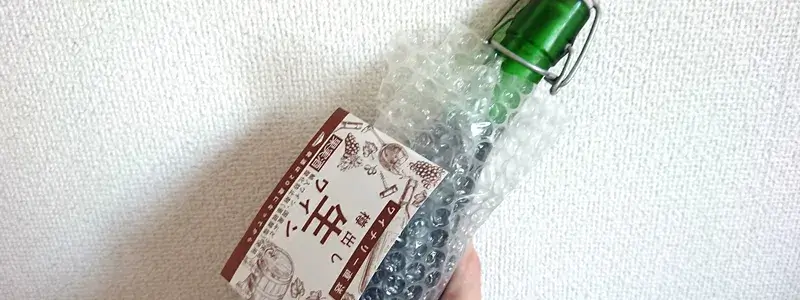 シャトレーゼの樽出し生ワインを梱包された状態で手に持った様子