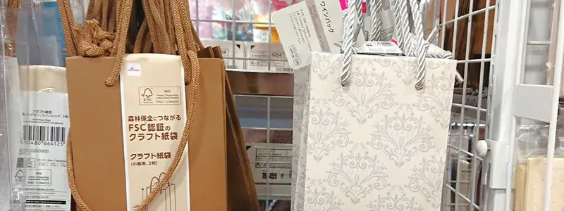 ダイソーで販売されているワイン用の紙袋。保冷剤やタオルと組み合わせてワインクーラーの代用品として使える