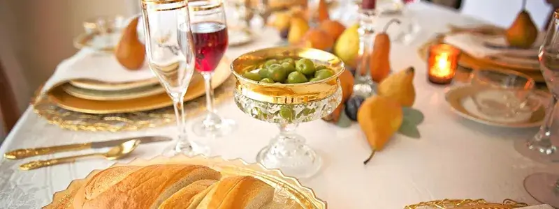 自宅のダイニングテーブルでワインと料理を楽しむ家飲みの食卓風景