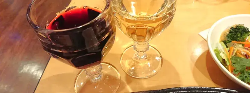 ガストの赤ワインと白ワインを実際に注文し、料理と一緒に楽しんでいるテーブル風景