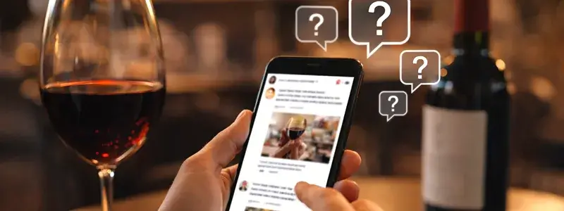 ガストのワインは持ち帰りできるのか、スマートフォンで口コミや噂を調べて迷っている様子
