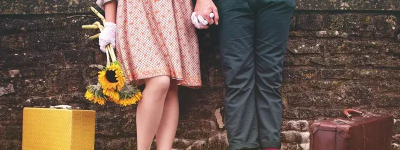 昭和レトロなワンピースを着た女性と男性のツーショット。
『かぼちゃワイン』のヒロイン・エルの雰囲気を思わせる服装イメージ。