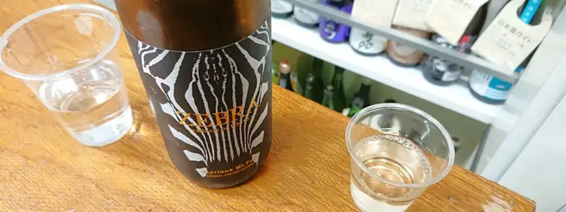 福屋尾崎商店の角打ちカウンターで楽しんだ日本酒と試飲グラス