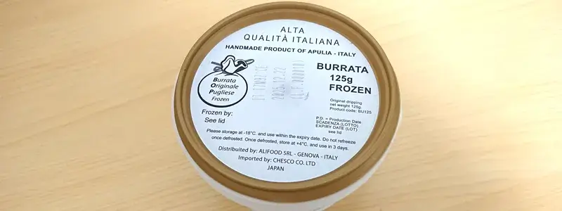 カルディで販売されているブッラータチーズのパッケージ。冷凍タイプで手軽に楽しめるイタリア産チーズ