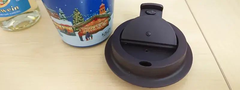 カルディ2025年グリューワインセットに付属するタンブラーのフタ部分を机の上に置いて撮影したクローズアップ写真