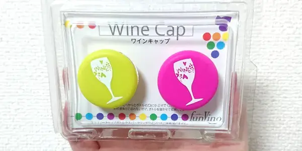 カルディで買ったfunVinoのワインキャップの写真。黄緑とピンクのキャップが2個セットでパッケージに入っており、シャンパングラスのデザインが印象的
