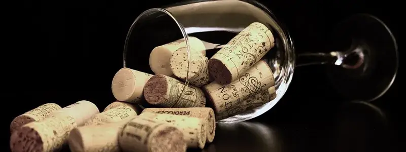 倒れたワイングラスから散らばったワインコルク