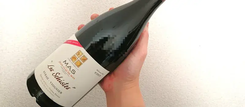 購入したジャン・クロード・マス シラー・ヴィオニエのワインボトルを手に持った写真