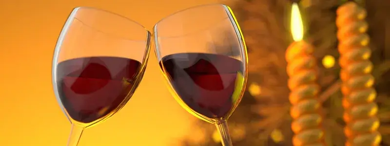 キャンドルの灯りを背景に、二つのワイングラスが乾杯している。ワインのアルコールを飛ばして飲む方法を示唆