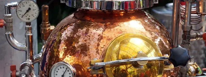ワイン醸造に関連する銅製の蒸留器と計器