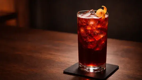 ピコン＆グレナデンのカクテル。深みのある赤色と静かな空間のやわらかな光が、相手を慕う切なさや言葉にできないやさしい気持ちを表現したイメージ画像
