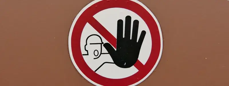 ロマネコンティの安すぎるワインに注意を促す警告サインのイメージ