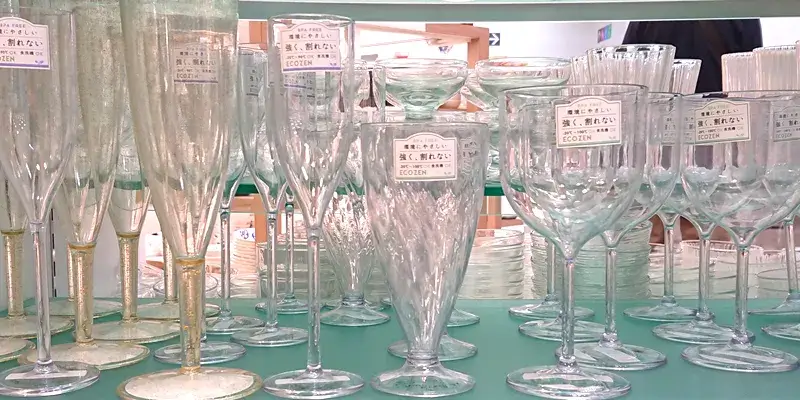 100円ショップのセリアで販売されているプラスチック製のワイングラスとシャンパングラス。軽くて割れにくい素材で、使い捨てにも便利な人気アイテム。