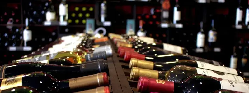 酒屋の棚に並ぶワインボトル。ストーンズジンジャーワインは終売のため在庫状況をイメージさせる写真。