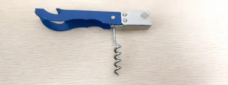 缶切り・栓抜き・コルク抜きが一体になった三徳缶切りの構造