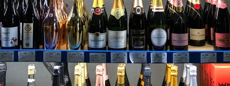 お店に並べられた様々なワイン