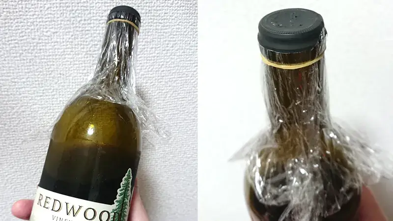 コルクの代わりにラップと輪ゴムで栓をしたワインボトル