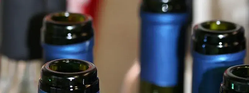 空になった複数のワインボトル。飲みすぎや習慣的な飲酒への注意喚起を示すイメージ