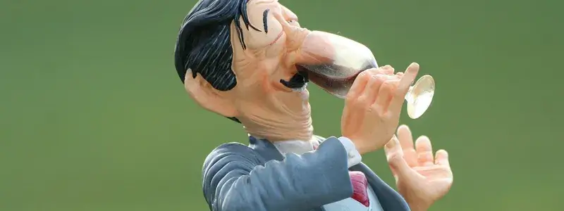 ワインのテイスティングをする中年の男性を表現した人形、ワインの右回し・左回しで香りや味は変わるのか示唆