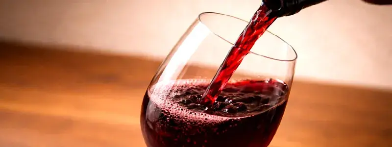 ジスト レゼルバ バレルセレクテッドをグラスに傾けて注ぐ様子。果実味のある赤ワインの色合いと流れが分かるレビュー用イメージ