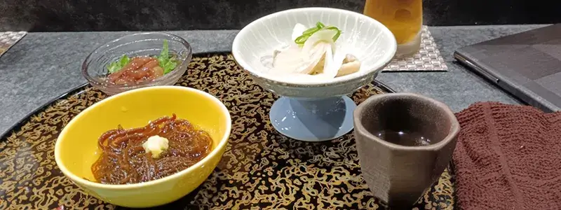 四代目魚盛の前菜。ホタルイカの沖漬け、もずく酢、アジの南蛮漬けとお吸い物