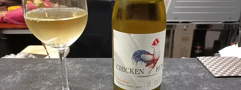 四代目魚盛で提供されたチリ産の白ワイン「CHICKEN RUN」。フルーティーな味わいの一杯