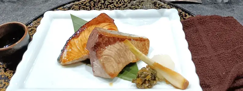 四代目魚盛の焼き魚。ブリの照り焼きと塩焼きを盛り合わせた一皿