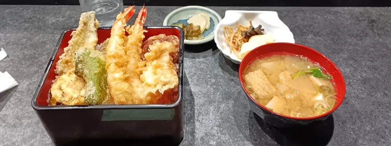 四代目魚盛のランチ天重。海老や野菜の天ぷらに味噌汁と小鉢が付いた定食