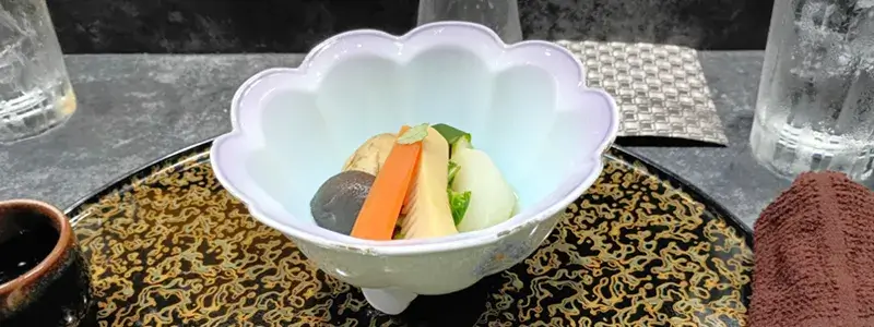 四代目魚盛の炊き合わせ。人参や大根、椎茸など素材の味を活かした煮物