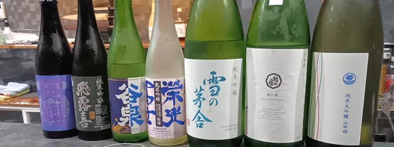 四代目魚盛で提供される日本酒のラインナップ。厳選された銘柄が並ぶ
