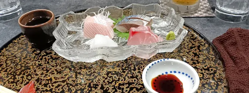 四代目魚盛の刺身盛り合わせ。ブリハラミ、アジ、イサキ、イカの新鮮な一皿